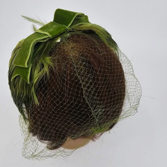 Vintage 1950s Green Ribbon & Feathers Fishnet Fascinator Hair Piece Coquette